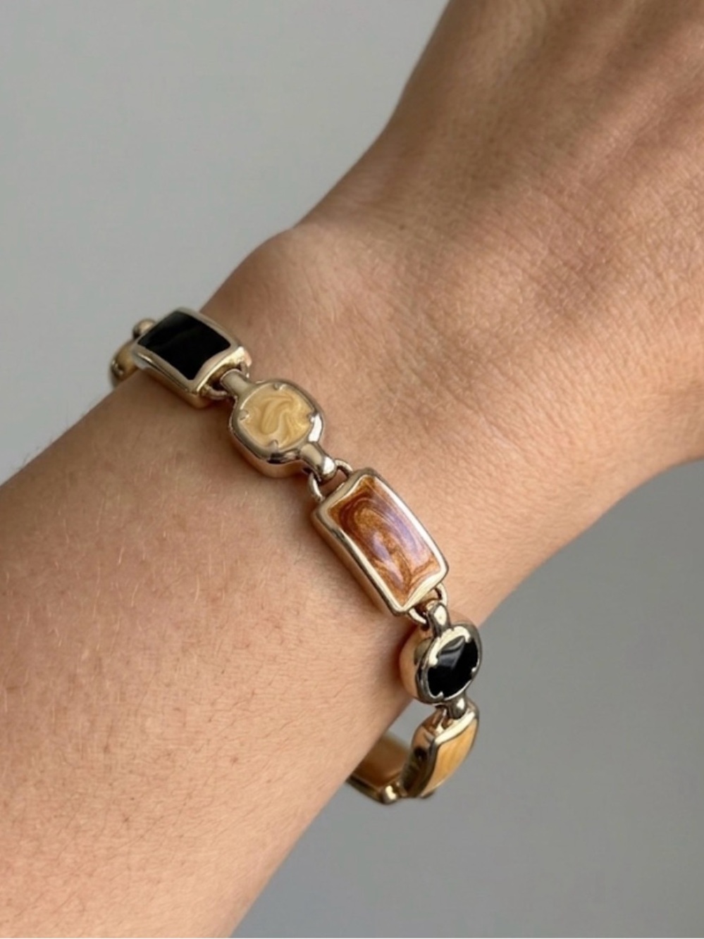 Women's Black Onyx and Brown Resin Link Bracelet - Elegant Gold-Tone 7.5 Inch